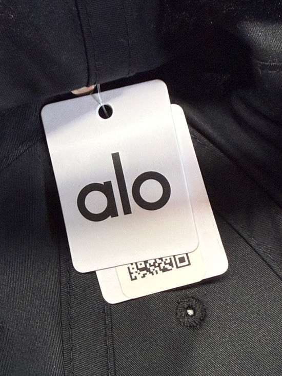 ALO Yoga NWT Black on Black Logo Off Duty Cap Style A0648U - Picture 9 of 13